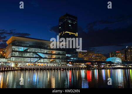 Sydney International Conference Center und Harbourside Shopping Centre, Darling Harbour bei Nacht - Sydney, New South Wales, Australien Stockfoto