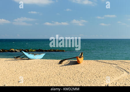 Weißer Sand und Fischerboote am Strand in Tangalle in Sri Lanzen Stockfoto