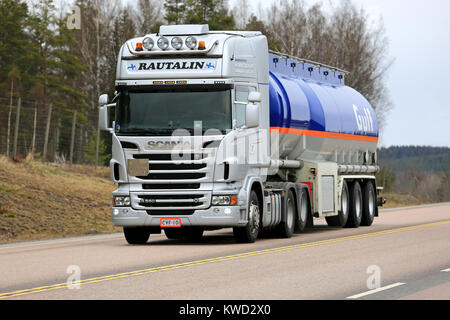 ORIVESI, Finnland - 17. MAI 2017: Scania R560 Golf Kraftstoff semi Tanker von M. Rautalin bewegt sich entlang der Straße im Zentrum von Finnland. Stockfoto