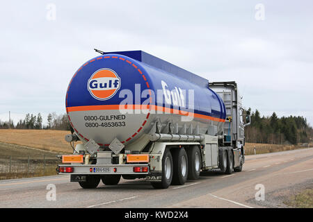 ORIVESI, Finnland - 17. MAI 2017: Scania R560 semi Tank-LKW für Gulf Oil Fuel Transport von M. Rautalin auf der Straße im Zentrum von Finnland. Stockfoto