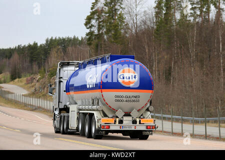 ORIVESI, Finnland - 17. MAI 2017: Scania R 560 Gulf Oil Kraftstoff semi Tanker von M. Rautalin auf der Straße im Zentrum von Finnland. Stockfoto