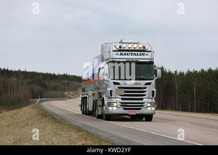 ORIVESI, Finnland - 17. MAI 2017: Scania R 560 Gulf Oil Kraftstoff semi Tanker von M. Rautalin auf der Straße im Zentrum von Finnland. Stockfoto