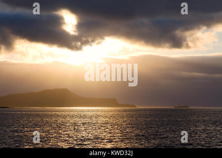 Galapagos Reisen - Sonnenuntergang über Schiff und Insel Floreana, Galapagos, Ecuador Südamerika Stockfoto