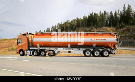 Mariehamn, Finnland - 25 April 2015: Volvo FH semi Tanker für die Beförderung von RL-Trans auf der Straße. RL-Trans ist eine der größten Logistikunternehmen Stockfoto