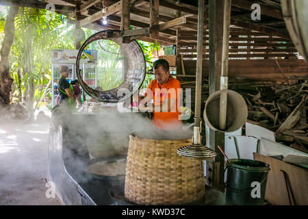 Holz Gasbrenner für das Verdunsten von Kokosnuss Zucker an der Plantage sap, Tambon Kradangnga, Samut Songkhram, Thailand. Stockfoto