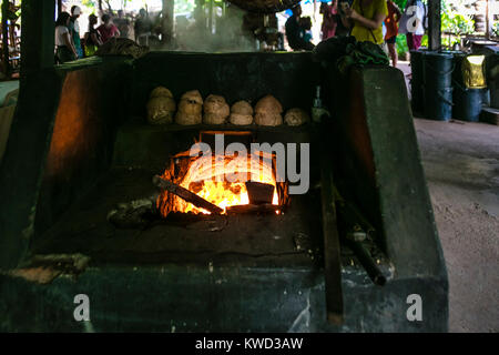 Holz Gasbrenner für das Verdunsten von Kokosnuss Zucker an der Plantage sap, Tambon Kradangnga, Samut Songkhram, Thailand. Stockfoto