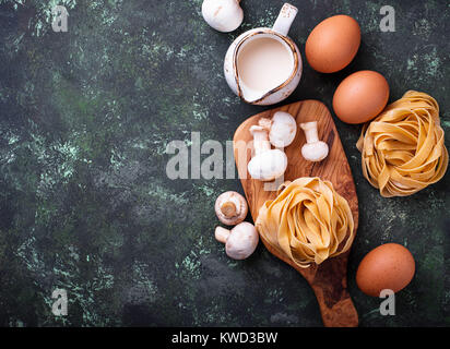 Zutaten für Kochen Pasta mit Pilzen Stockfoto