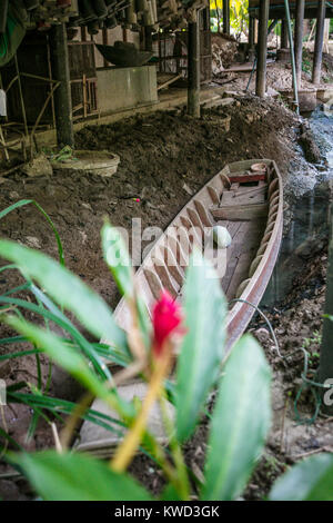 Blume und traditionelle Thai Boot im Coconut Sugar Plantation, Tambon Kradangnga, Samut Songkhram, Thailand Stockfoto