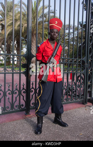 Soldat an, die den Präsidentenpalast in Dakar, Senegal Stockfoto