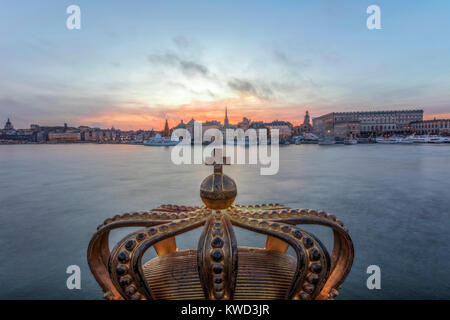 Vergoldete Krone auf Skeppsholmsbron, Stockholm, Schweden, Europa Stockfoto