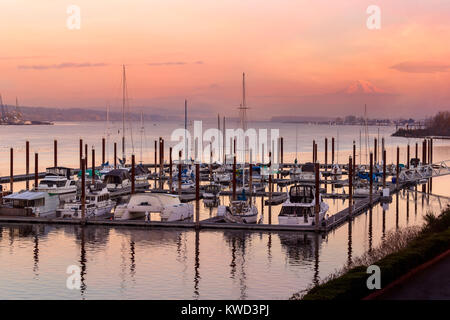 Segelboote günstig im Marina entlang Columbia River mit Blick auf Mount Hood in Oregon bei Sonnenuntergang Stockfoto