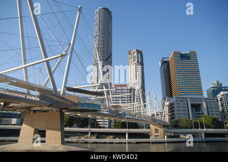 Brisbane, Australien - 28. Juli 2017: Infinity Tower, Santos und Kuripla Brücke Stockfoto