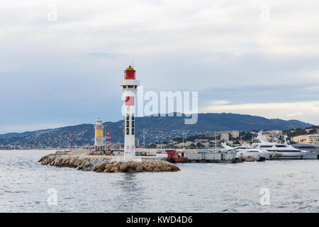 Das Light House in Le Vieux Port, Hafen und Jachthafen in der Bucht von Cannes, Côte d'Azur, Frankreich Stockfoto