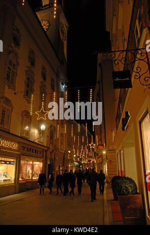 Salzburg, Österreich - Dezember 11, 2014: Getreidegasse und Rathaus während der Weihnachtszeit Stockfoto