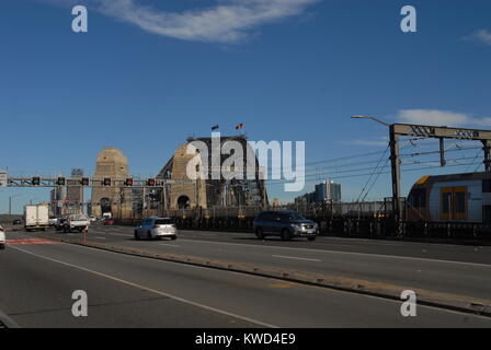 Sydney, Australien - 4. Juli 2017: Autos auf der Cahill Express Way an der Harbour Bridge Stockfoto