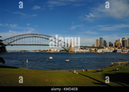 Sydney, Australien - 4. Juli 2017: Die Harbour Bridge und die Oper von Blue Point Reserve gesehen Stockfoto