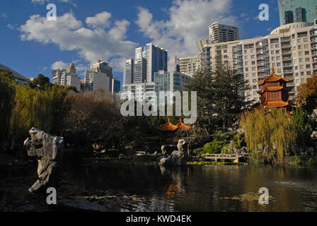 Sydney, Australien - 7. Juli 2017: Wolkenkratzer aus dem Chinesischen Garten der Freundschaft gesehen Stockfoto