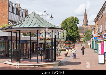 Fußgängerzone Kirche entfernt, Burgess Hill, West Sussex, England, Vereinigtes Königreich Stockfoto