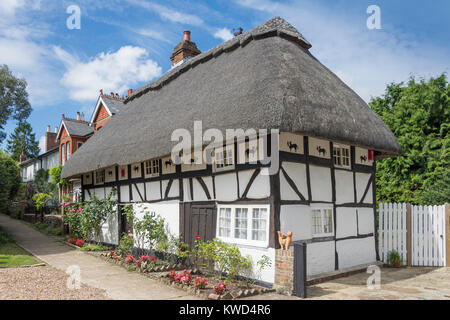 Fachwerkhaus aus dem 16. Jahrhundert "das Katzenhaus", Kirche Terrasse, Montgomery, West Sussex, England, Vereinigtes Königreich Stockfoto