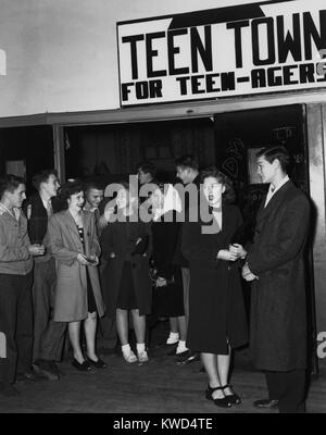 Jugendliche sammeln bei Teen Town Recreation Halle in Oak Ridge, Tennessee. Die Stadt hatte eigene EU-Einrichtungen für Weiße und Afrikanische amerikanische Teenager. November 29, 1945. Foto von Ed Westcott. (BSLOC 2014 13 178) Stockfoto