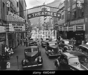 Samstag nachmittag Straßenszene in Welch, der Sitz der County McDowell County, West Virginia. August 8, 1946. Mit Eisenbahnen und Bergwerken in der gesamten Region, Welch's Bevölkerung angefahren 100.000 während des Zweiten Weltkrieges 2. Seit damals, die bei der Volkszählung 2010, Welch's Bevölkerung fallengelassen wurden 2.406. (BSLOC 2014 13 189) Stockfoto