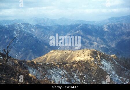 Wüst UN-Graben entlang der bergigen 38th Parallel. Heartbreak Ridge, einem hart umkämpften Position im Sept.-Okt. 1952, ist im Hintergrund sichtbar. Heartbreak Ridge war einer von mehreren Schlachten ein paar Meilen nördlich von der 38th parallel in Nordkorea. Koreakrieg, 1950-1953. (BSLOC 2014 11 120) Stockfoto