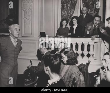 Charlie Chaplin während einer Pressekonferenz im Hotel Gotham, New York City, 14. April 1947. Drei Tage nach der Premiere von "Monsieur Verdoux", die meisten Reporter fragen, seine Politik oder nationale Loyalität. Der Film wurde von der amerikanischen Kritik und Publikum abgelehnt, aber in Europa war erfolgreich. (BSLOC 2014 13 197) Stockfoto