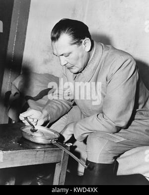 Kriegsverbrecher Hermann Goering essen Mehlsuppe aus einer Metallwanne im Gefängnis. Er war der höchste der Nazis in den Nürnberger Prozessen zu überführt werden. Nov. 1945-Okt. 1946. (BSLOC 2014 13 2) Stockfoto