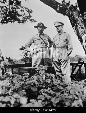 General Douglas MacArthur (rechts) hier mit Major General Jonathan Wainwright in den Philippinen vor dem Zweiten Weltkrieg 2. Ca. 1940/41. Wainwright wurde Alliierte Befehlshaber in den Philippinen, wenn MacArthur in Australien bestellt wurde. Beaufsichtigte er Widerstand und endgültige Hingabe seiner Kräfte in Japan im Juni 1942. (BSLOC 2014 11 131) Stockfoto