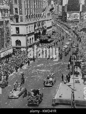 Drücken Sie Autos führen die Broadway Tickerlaufbandes ständig aktuelle Kursdaten Parade für General Douglas MacArthur. Seine offene Auto Ansätze Time Square, New York City am 20. April 1951. (BSLOC 2014 11 139) Stockfoto