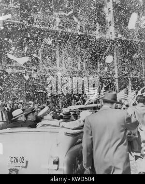 General Douglas MacArthur sitzen hinten in einem offenen Wagen reiten bis Broadway während einer Ticker tape Parade, New York City. April 20, 1951. Schätzungsweise 7 Millionen jubelten dem Allgemeinen. (BSLOC 2014 11 140) Stockfoto