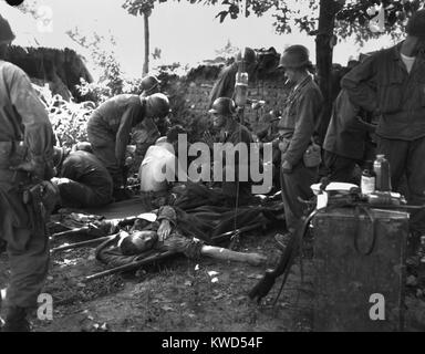 Us-Soldaten erhalten ärztliche Behandlung an eine Erste Hilfe Station in der Nähe der Südkoreanischen Schlacht vor. Juli 25, 1950. Während der Schlacht um die Pusan Perimeter im ersten Monat des koreanischen Krieges. (BSLOC 2014 11 187) Stockfoto