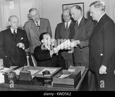 Senator Howard McGrath (sitzend), fordert Rücktritt von Präsident Trumans Bürgerrechte Programm. Februar 2, 1948. McGrath war Vorsitzender des Democratic National Committee. Mit ihm sind Süd Gouverneure: Ben Laney, Arkansas; R. Gregg Kirsche, North Carolina; William Lane, von Maryland; Strom Thurmond, South Carolina; und H. Jester, Texas. (BSLOC 2014 13 49) Stockfoto