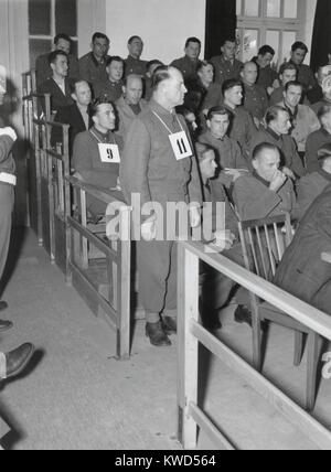 Josep Dietrich, Kommandant der 6. SS-Panzerarmee, auf Versuch für Malmedy Massaker. Stehend mit #11 Hängen um den Hals, er war der höchste der 73 Angeklagten. Mai 16, 1946. (BSLOC 2014 13 5) Stockfoto