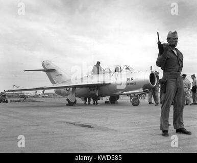 Sowjetische MiG-15 Jet Fighter durch defecting Nordkoreanischen Piloten lt keine Kum-Sok 1953 geliefert. Die Wache ist mit einer automatischen Waffe bewaffnet und hat in USAF Markierungen und Insignia gestrichen worden, auf der Air Base in Okinawa. (BSLOC 2014 11 237) Stockfoto