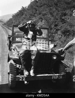 Nordkoreanischen Gefangenen von Marines in Naktong Fluss kämpfen gefangen. Er trägt ein "Gefangener des Krieges" Tag und wurde in Übereinstimmung mit den Regeln des internationalen Kriegsführung der Vereinten Nationen behandelt. September 4, 1950. Zweite Schlacht der Naktong Fluss, Teil der Schlacht von Pusan Perimeter. Koreakrieg, 1950-1953. (BSLOC 2014 11 31) Stockfoto