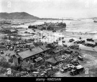 Vier LST der Männer und Ausrüstung zum "Roten Strand" in Inchon, Korea entladen. Sept. 15, 1950. In der Woche nach der Invasion, mehr als 25.000 Tonnen Versorgungsgüter, 6600 Fahrzeuge und 50.000 Mitarbeiter kam an Land in Inchon. Koreakrieg, 1950-1953. (BSLOC 2014 11 41) Stockfoto