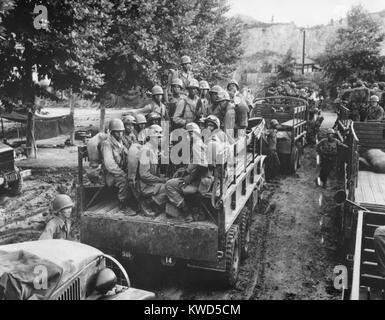 Us-Soldaten auf der Schusslinie in Korea am 18. Juli 1950. Truppen auf Besetzung Pflicht in Japan waren die Ersten, die im Kampf gegen die Nordkoreanische Invasoren. Afrikanische Amerikaner in der Nähe von Lkw sind mit der nun integrierte 24 Infanterie Regiment. Koreakrieg, 1950-1953. (BSLOC 2014 11 8) Stockfoto