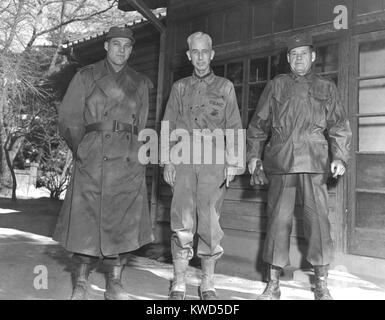 Major General Oliver Smith mit Oberstleutnant Ray Murray, Links, und Oberst Lewis Abzieher, rechts, Weihnachten, 1950. Diese drei erfahrene Kommandanten führen ihre Truppen klug im Angesicht der unrealistische Ambitionen der älteren Kommandanten Major General Ned Mandel- und Oberbefehlshaber, Douglas MacArthur. Koreakrieg, 1950-1953. (BSLOC 2014 11 98) Stockfoto