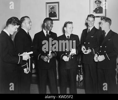 African American Ensign Jesse Brown erhielt seine Flügel an der NAS Jacksonville am Okt. 23, 1948. Er war der erste Afro-amerikanische von der Marine als Pilot ausgebildet zu werden. Er wurde in der Tätigkeit während einer Mission über die chosin Reservoir in Korea am Dez. 4, 1950 getötet. (BSLOC 2014 13 125) Stockfoto