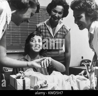 Junge Berufstätige Frauen in einem Büro Partei für einen engagierten Mitarbeiter. Ca. 1960. (BSLOC 2014 13 169) Stockfoto