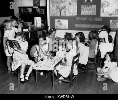 Junge Kinder am Pine Valley School, Oak Ridge, Tennessee. Einige sind Lesen, andere Spielen 'Tea Party'. 20. April 1945. Foto von Ed Westcott. (BSLOC 2014 13 182) Stockfoto