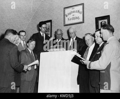 Fundamentalistische Polygamists beten für ein günstiges Urteil in ihrer Studie für die Polygamie praktizieren. Sept. 19, 1944. Sie gehören zu den fundamentalistischen Kirche Jesu Christi der Heiligen der Letzten Tage in Hildale, Utah gehabt. Diese Männer waren unter vielen Polygamists, Männer und Frauen, die im März 1944 vom FBI verhaftet. Einige dieser Männer sind unter den 15, die sich schuldig und serviert Haftstrafen gefunden wurden. Die weißen behaarten Männer auf dem Podium sind John Yates Barrow (rechts) und Josef Weiß Musser. Auch auf der linken Seite gekennzeichnet sind Charles Frederick Zitting und Joseph Lyman Jessop. (BSLOC 2014 13 186) Stockfoto