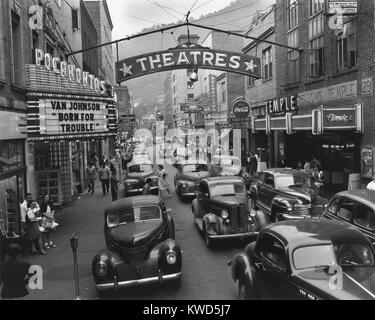 Samstag nachmittag Straßenszene in Welch, der Sitz der County McDowell County, West Virginia. August 8, 1946. Mit Eisenbahnen und Bergwerken in der gesamten Region, Welch's Bevölkerung angefahren 100.000 während des Zweiten Weltkrieges 2. Seit damals, die bei der Volkszählung 2010, Welch's Bevölkerung fallengelassen wurden 2.406. (BSLOC 2014 13 189) Stockfoto