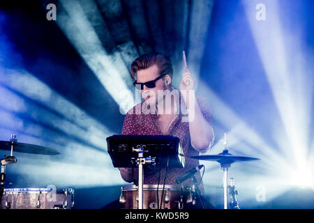 Die isländischen Musiker und Sänger und Songwriter Ásgeir Trausti führt ein Live Konzert mit einer Begleitband an die dänische Musik Festival Roskilde Festival 2013. Hier der Schlagzeuger ist live auf der Bühne. Dänemark, 07.07 2013. Stockfoto