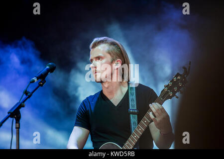 Die isländischen Musiker und Sänger und Songwriter Ásgeir Trausti führt ein Live Konzert mit einer Begleitband an die dänische Musik Festival Roskilde Festival 2013. Hier der Gitarrist ist live auf der Bühne. Dänemark, 07.07 2013. Stockfoto