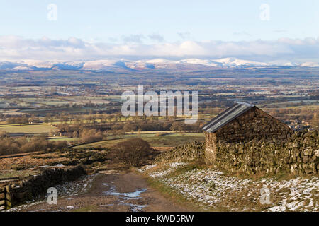 Die Schneebedeckten Bergen des Lake District gesehen von der Pennine Way Fußweg bis zu hohen Cup Nick auf der Eden Valley in der Nähe von Dufton, Cumbria, Großbritannien Stockfoto