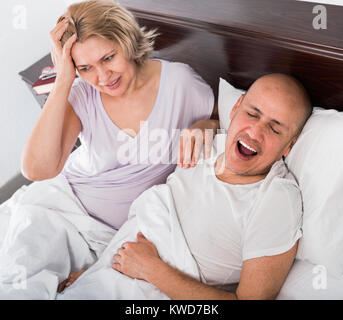 Reifen erschöpft Frau gestört mit Partner schnarcht kontinuierlich Stockfoto