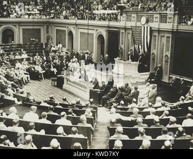 Warren Harding sprechen in das Repräsentantenhaus, Ca. 1920-21. Hinter ihm, auf dem Siegerpodest Lautsprecher sind VP Thomas Marschall und House Speaker Frederick Gillett. Wahrscheinlich bei Harding war Präsident elect von November 1920 bis Februar 1921. (BSLOC 2015 16 1) Stockfoto