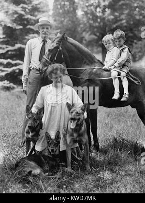 Gifford Pinchot mit seiner Familie, Ca. 1922, als er erfolgreich für den Gouverneur von Pennsylvania, lief. Er traf Cornelia Bryce durch ihren gegenseitigen Freund Theodore Roosevelt und sie 1913 heiratete. Auf dem Pony ist ihr Sohn, Gifford Pinchot, Bryce und sein Freund. (BSLOC 2015 16 104) Stockfoto